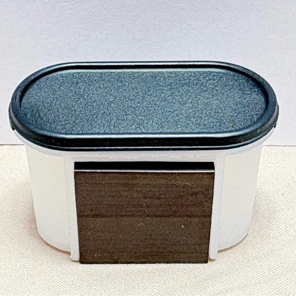 Tupperware Mini Modular Mates Oval with Black Lid magnet